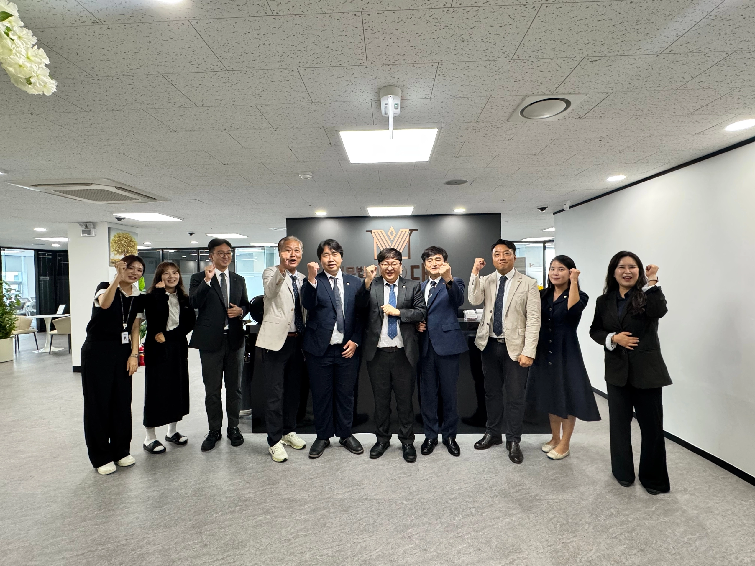 인연법 회원이자 법무법인(유한)대륜의 제주 사무소 직원들 