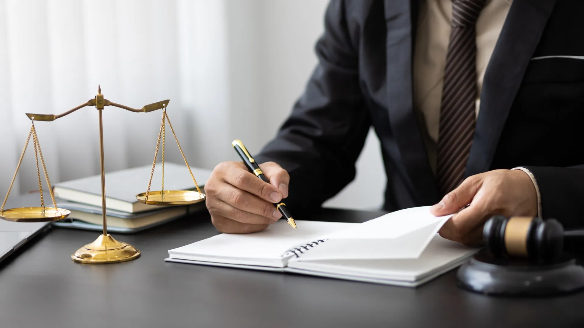 강남법률상담 통신매체이용음란죄 성립요건 대응방법 기소유예 사례